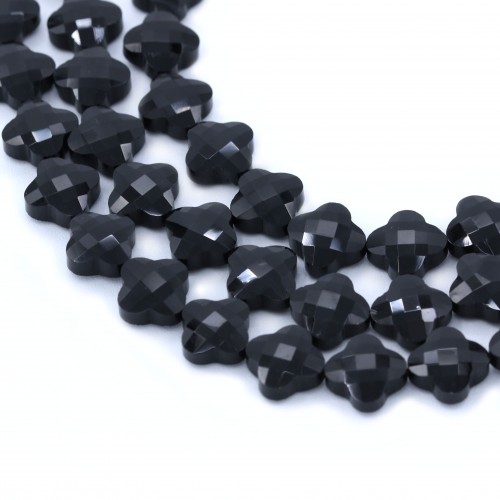 Onyx noir, trèfle facetté, 13.5-14mm x 40cm